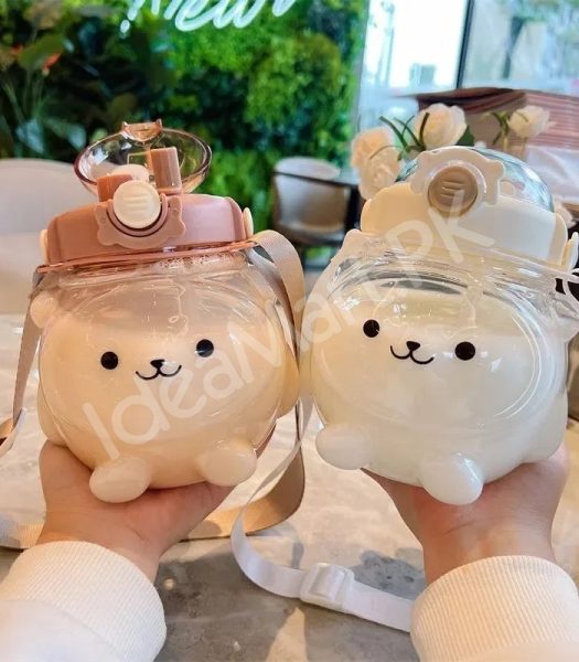 bear-shaped-plastic-water-bottle-1000ml-with-straw-shoulder-strap-for-kids-product-image