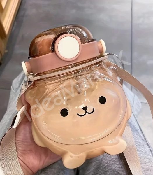 bear-shaped-plastic-water-bottle-1000ml-with-straw-shoulder-strap-for-kids-product-image