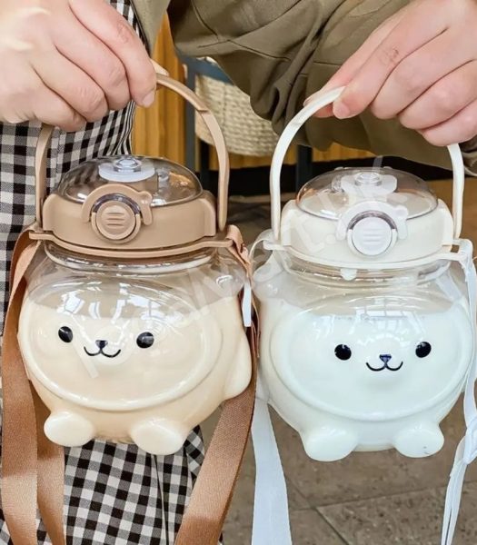 bear-shaped-plastic-water-bottle-1000ml-with-straw-shoulder-strap-for-kids-product-image