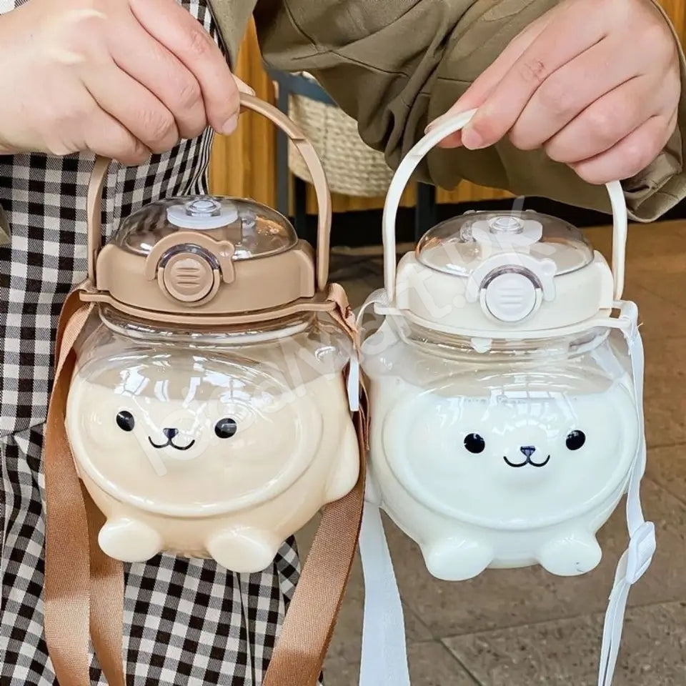 bear-shaped-plastic-water-bottle-1000ml-with-straw-shoulder-strap-for-kids-product-image